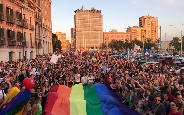 (FOTO) Sardegna Pride, in 30mila a Cagliari al grido di “Esistiamo e resistiamo”. Successo oltre le aspettative