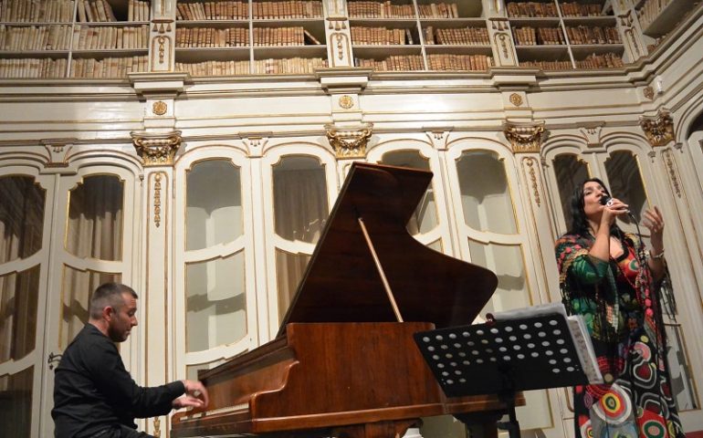 Villagrande, stasera in piazza Municipio si canta l’amore. Il recital “Tutto l’Amore del mondo”