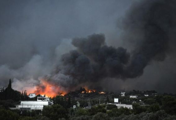 Atene brucia: almeno 50 i morti e 150 i feriti. Trentasei ore di fuoco non stop