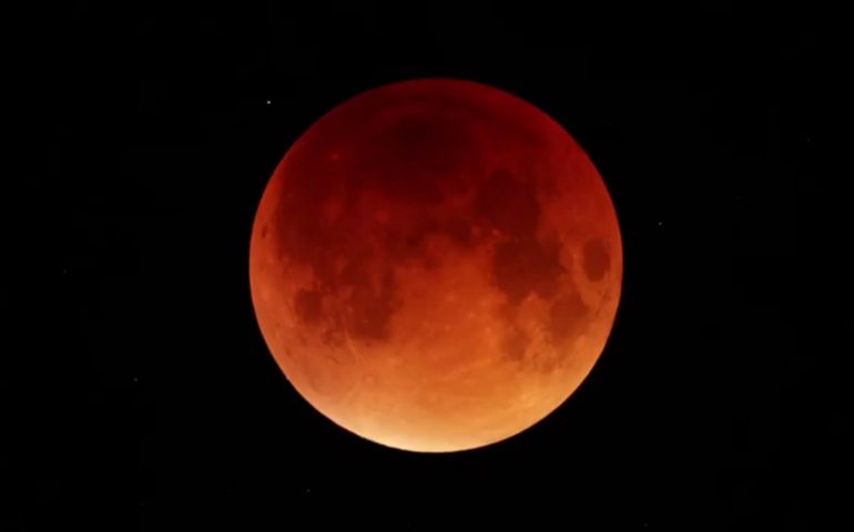 Luna rossa: stasera appuntamento con l’eclissi totale di Luna più lunga del secolo