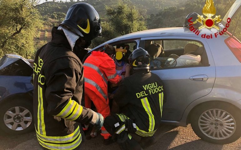 Brutto incidente sulla SP 27 Tortolì – Villagrande, scontro frontale tra due auto, feriti trasportati all’ospedale