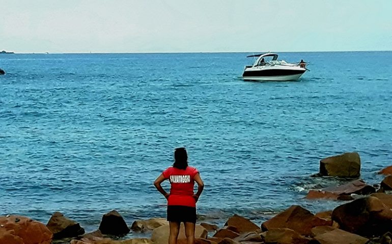 Spiaggia della Capannina, Arbatax: la bagnina ferma due barche tra i bagnanti