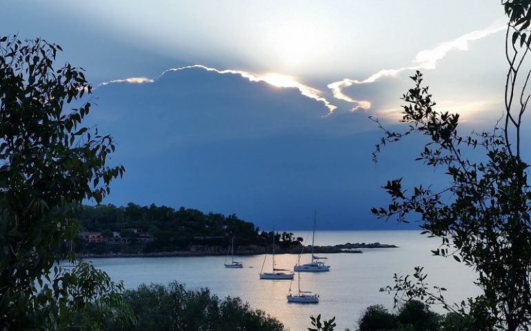 Le foto dei lettori. Il sorgere del sole sulla baia di Porto Frailis