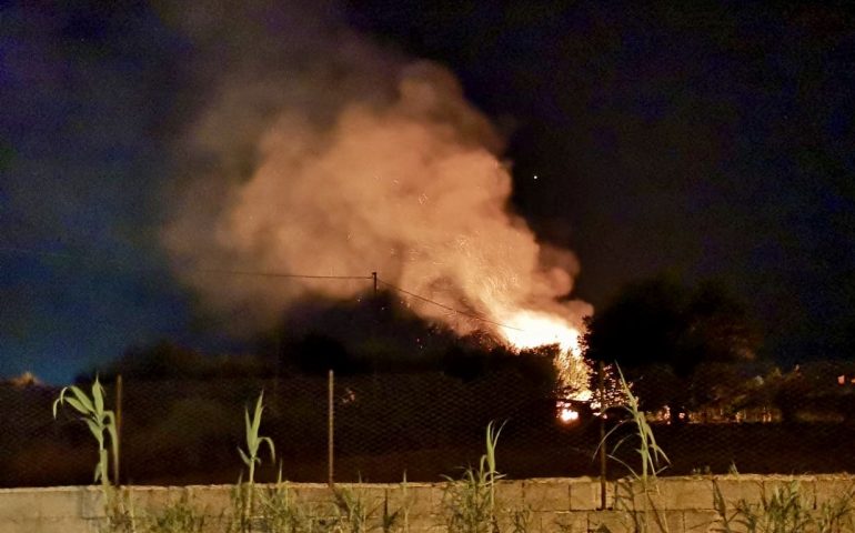 Tortolì, incendio in corso. Fiamme vicino alle case