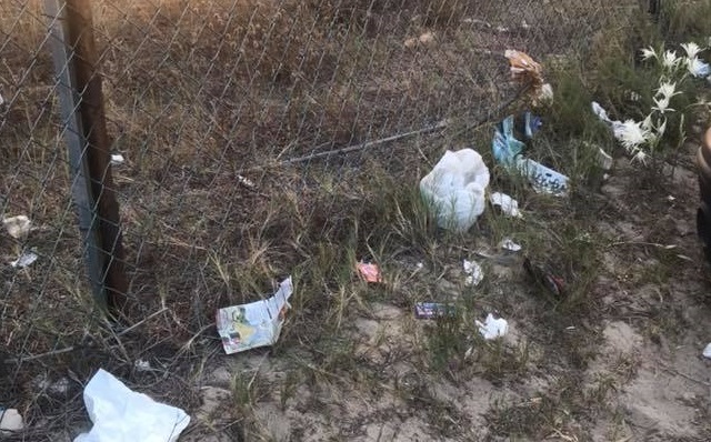 Tortolì, rifiuti abbandonati a bordo strada. Cartoline di degrado dalla Capannina