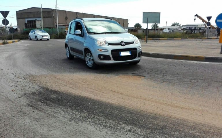 Tortolì, rotonde con “sorpresa” nella zona industriale. Gli automobilisti si lamentano per le buche