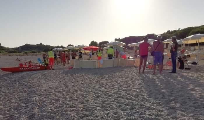 Malore in spiaggia a Chia, muore un turista tedesco