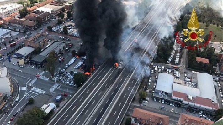 Bologna, spaventoso incidente in autostrada: due morti e più di 60 feriti