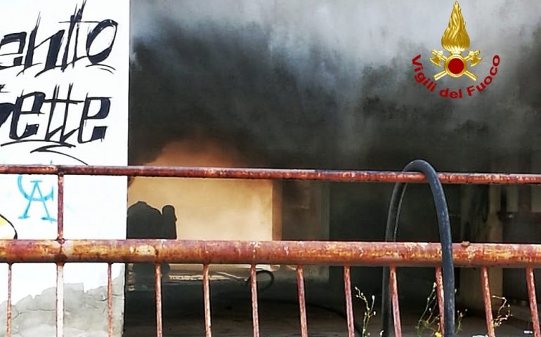 Cagliari, fiamme in una cantina in via Schiavazzi. Pericolo scampato a Sant’Elia