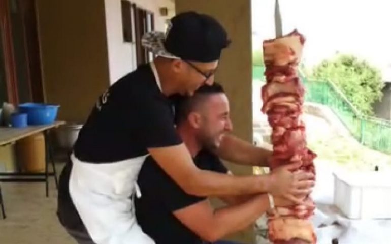 Rifanno la scena di Ghost, ma al posto del vaso c’è uno spiedo di carne. Il video diventa virale