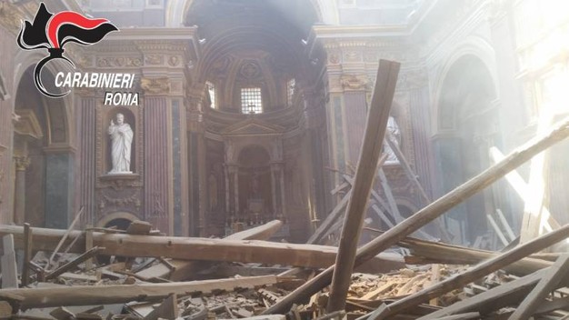 Paura a Roma. Crolla il tetto della chiesa di San Giuseppe falegname