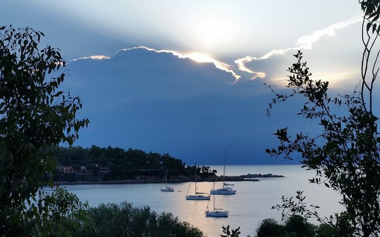 Le foto dei lettori. Sorge il sole sull’incantevole baia di Porto Frailis