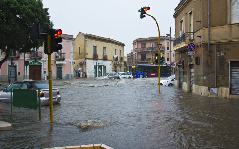 Cagliari, bomba d’acqua si abbatte sulla città e sull’Hinterland ieri sera. Disagi e allagamenti
