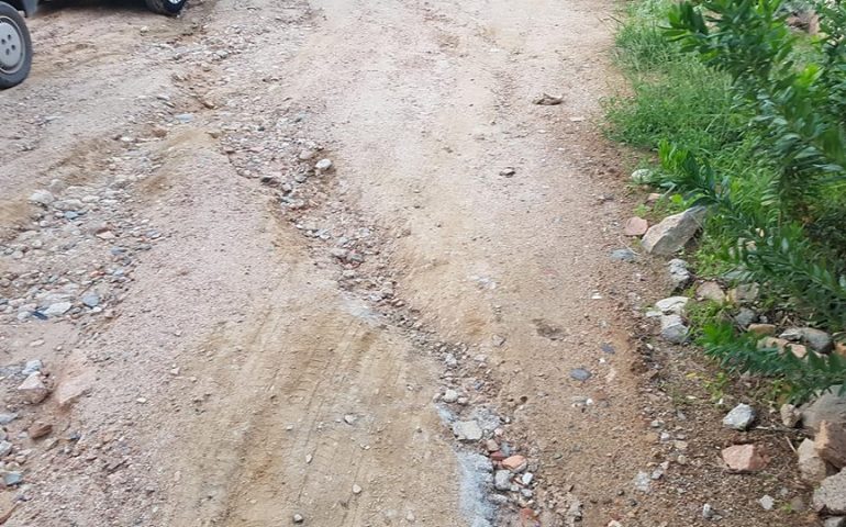 Porto Frailis, la rabbia dei residenti: «Strade come trincee. Costretti a spalare terra per entrare in casa»