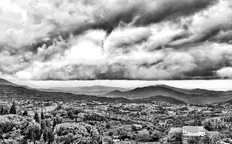 Le foto dei lettori. Nuvole su una Lanusei in bianco e nero