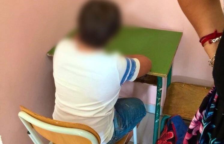 Bambino disabile ogni giorno con la faccia al muro. Le maestre: «È un esperimento»