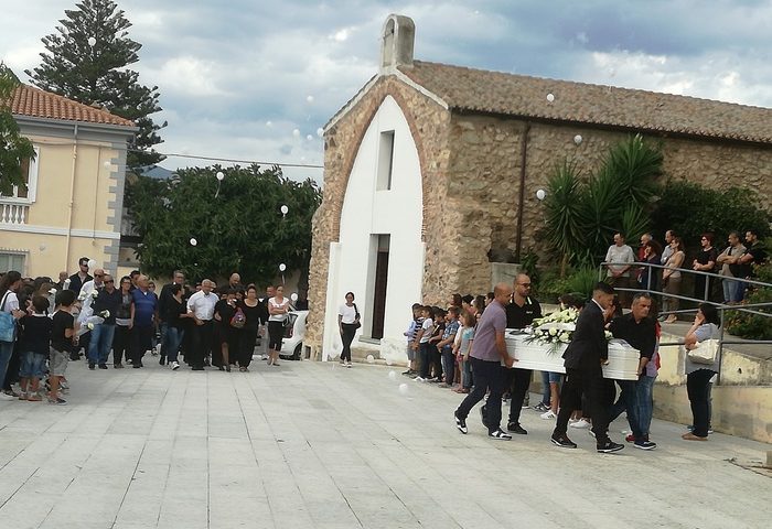 Irgoli, dolore e lacrime per i funerali di Richard Mulas, il bimbo morto in piscina a Orosei