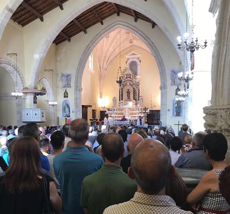 L’ultimo saluto alla famiglia di Mandas: i funerali con il volo delle colombe