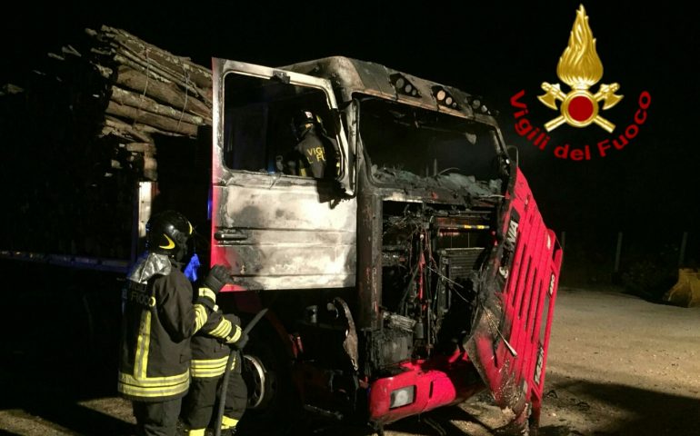 Paura nella notte a Furtei. Incendio distrugge camion vicino a deposito di bombole gpl