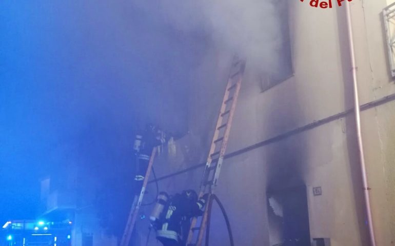 Tragedia a Uta: 56enne muore carbonizzato, imprigionato dalle fiamme in casa