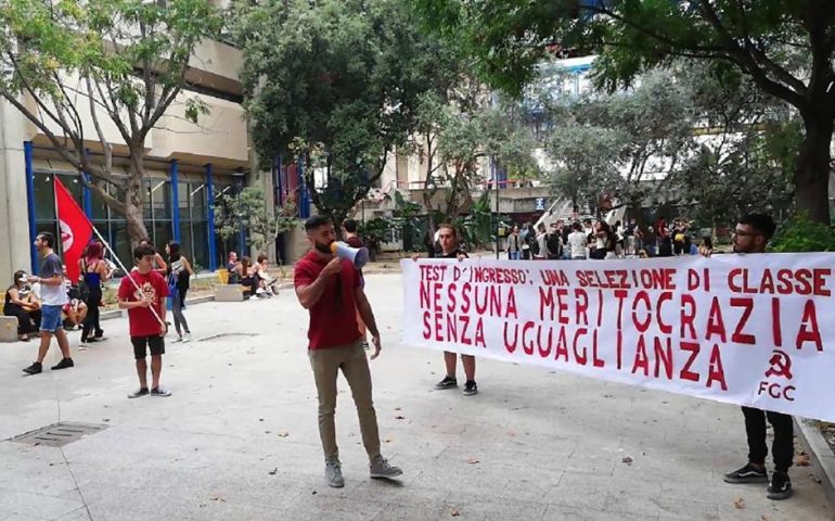 Test Medicina. La protesta del FGC che insorge contro il numero chiuso: «Non c’è meritocrazia senza uguaglianza»