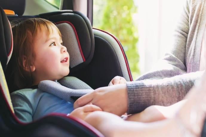 Seggiolini anti-abbandono in auto: diventano obbligatori