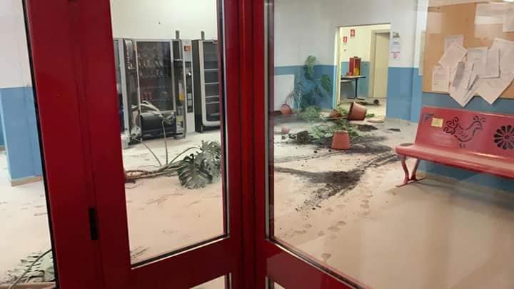 Tortolí, vandali mettono a ferro e fuoco l’istituto Industriale e Scientifico. Ingenti i danni