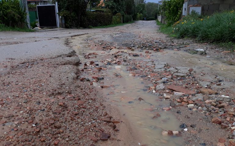 Porto Frailis come in trincea. Strade distrutte dalla pioggia e dall’incuria