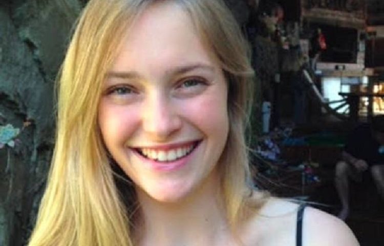 Scende dall’auto per aiutare un amico ma viene stuprata e uccisa a sassate. La fine tragica di una 21enne