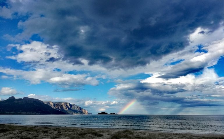 Le foto dei lettori. Un arcobaleno colora il cielo di Arbatax