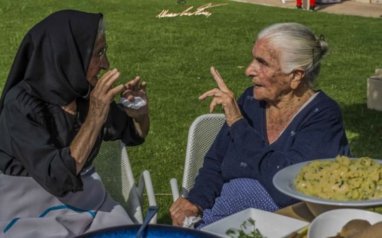 Le foto dei lettori. Discorsi da centenarie: in uno scatto di Cristian Mascia immortalata la longevità
