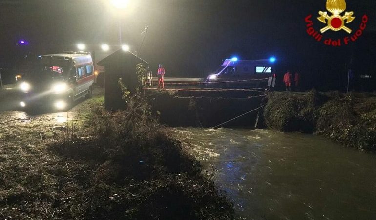 Auto esce di strada e finisce in un canale. Annega 19enne