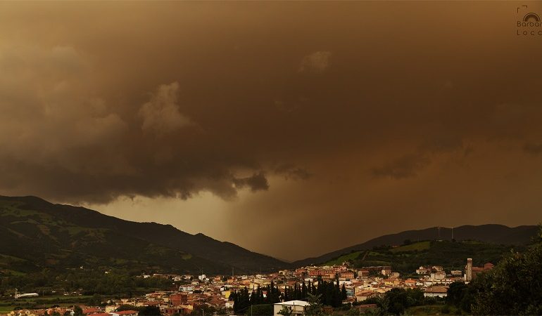 Tertenia, il cielo si tinge di rosso. Lo scatto spettacolare di Barbara Locci