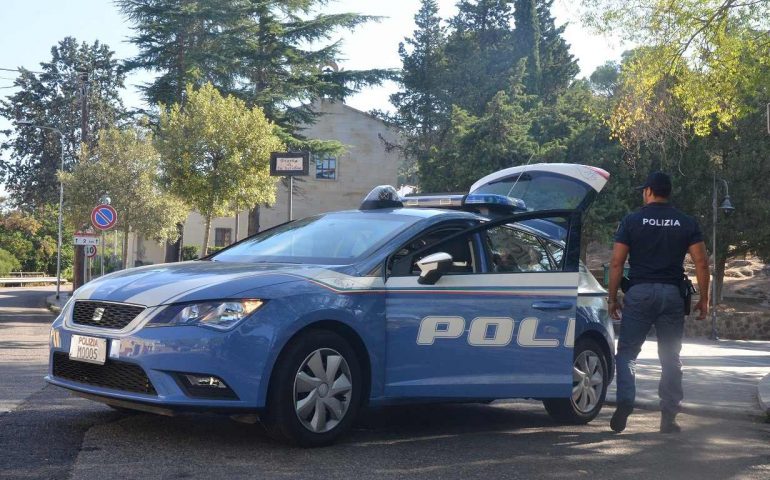 Nuoro, la Polizia sequestra una discarica abusiva in campagna. Ora i controlli sul latte del bestiame che ci pascolava