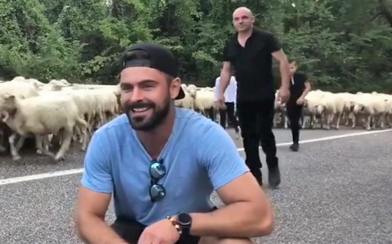 Il divo americano Zac Efron tra le (ricciolute e bianche) bellezze sarde