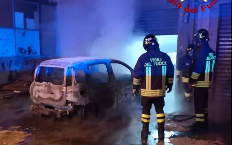 Ulassai, auto in fiamme nella notte. Indagini in corso