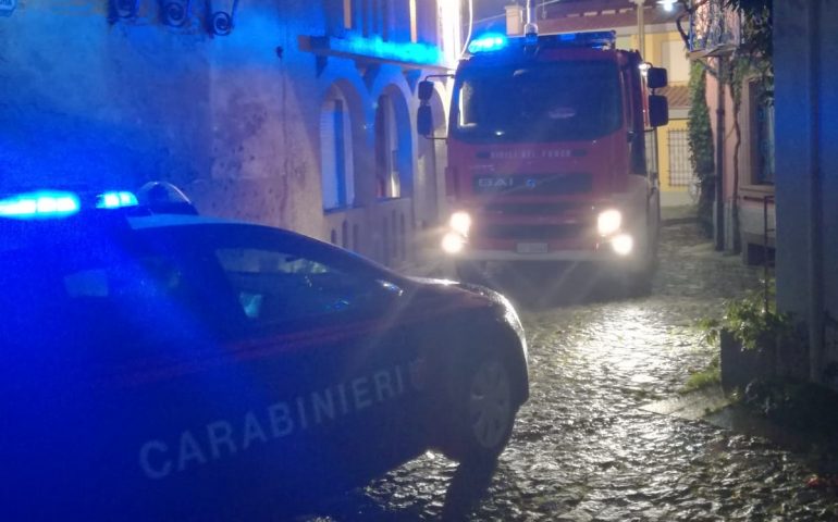 Paura ad Orani, nella notte va a fuoco un’abitazione