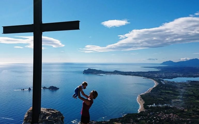 Le foto dei lettori. La piccola Sophia durante la sua prima escursione per i monti di Baunei