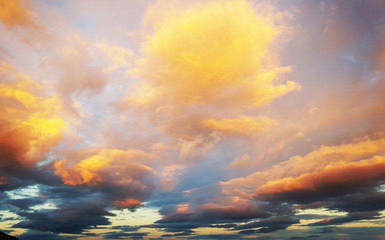 Le foto dei lettori. Tramonto a Jerzu nello scatto di Maria Elena Garau