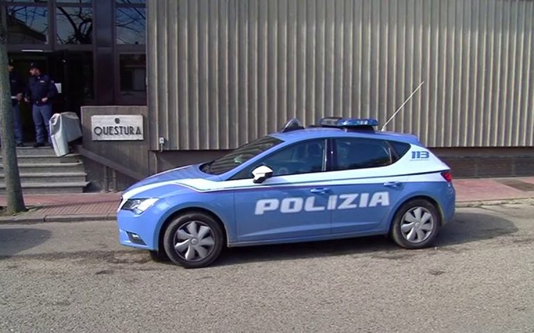 Guidava contromano sulla 131DCN: fermata dalla Polizia