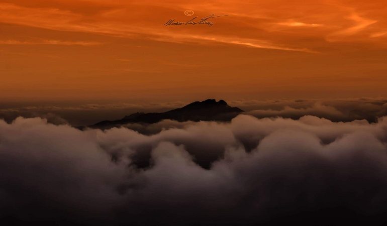 Le foto dei lettori. Le nuvole circondano Monte Ferru