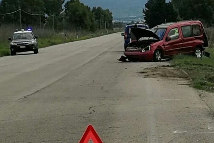 Incidente stradale a Bolotana. Auto sbatte contro il guard rail e si ribalta, ferita una giovane