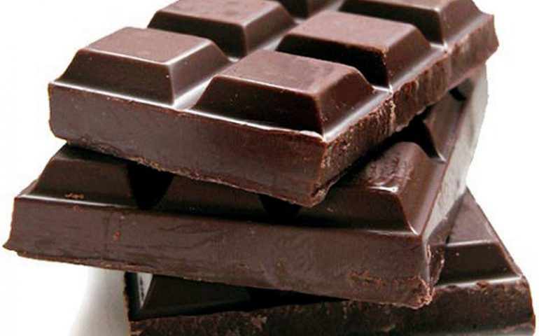 Quando il cioccolato dà alla testa. Picchia la collega con una barretta di cioccolato e le procura un trauma cranico