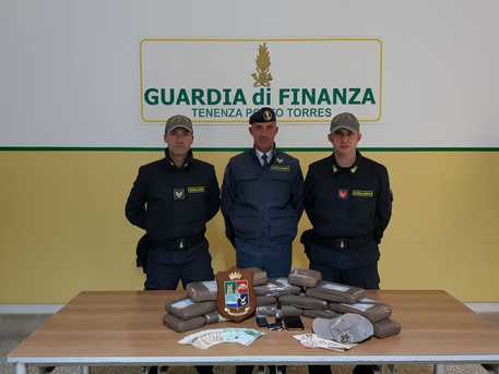 Sbarca a Porto Torres con 15 kg di cocaina. L’arresto grazie al fiuto dei cani antidroga