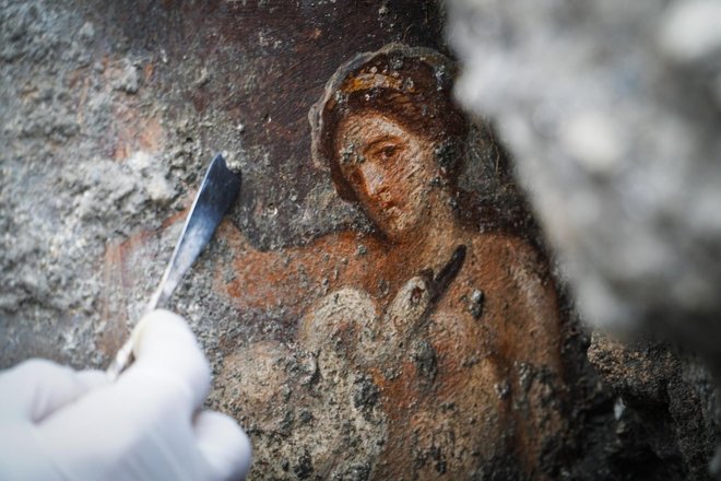 Leda e il cigno: a Pompei ritrovato spettacolare e sensualissimo affresco