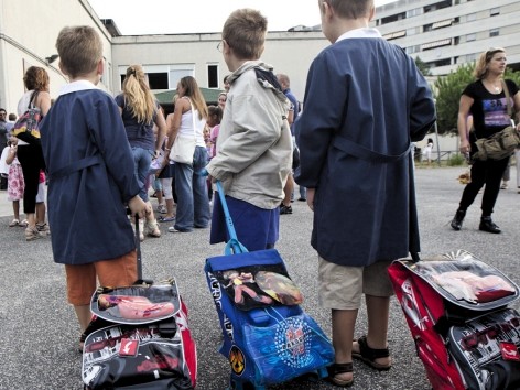 Prende il figlio da scuola in ritardo, la docente la redarguisce e lei le sputa in faccia