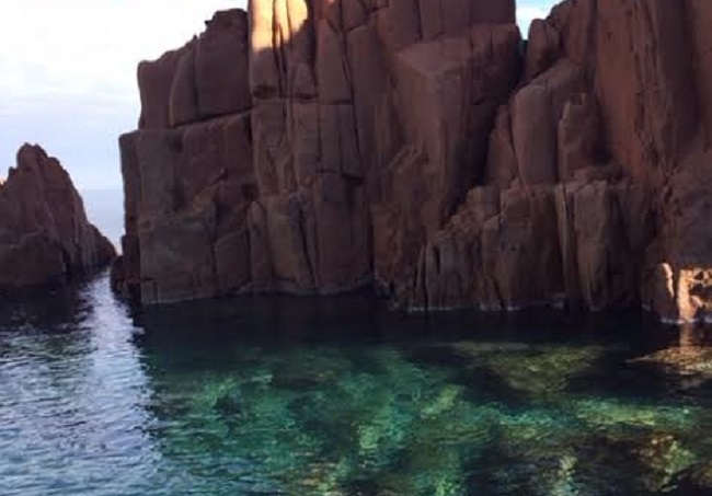 Le foto dei lettori. Un tuffo dove l’acqua è più limpida: le splendide Rocce Rosse nello scatto di Tania Mascia