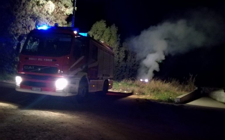 Tortolì, incendio in corso. Fiamme accanto al cimitero