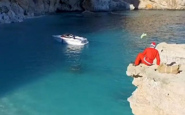 “Avvistato Babbo Natale a Cala Mariolu”, il video diventa presto virale