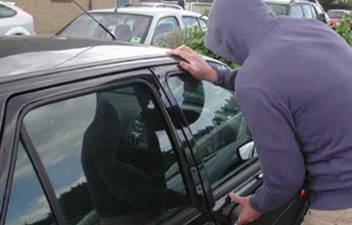 Tenta di rubare un’auto ma rimane chiuso dentro. Ladro (inesperto) 17enne chiede aiuto alla polizia